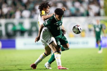 Jogadores de Goiás e Criciúma em duelo pela Série B