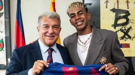 Laporta (esq), presidente do Barcelona, e Yamal (dir), novo camisa 10 do clube