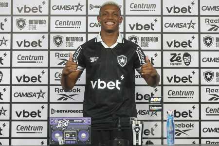 Danilo em apresentação no Botafogo