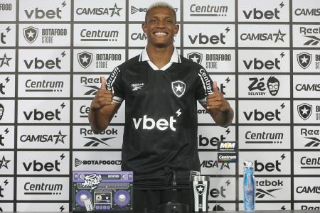 Danilo em apresentação no Botafogo
