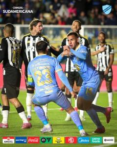 Jogadores do Bolívar celebram gol na Sul-Americana