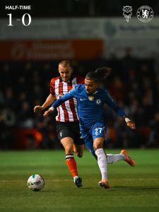 Gusto (dir) em disputa de bola pelo Chelsea