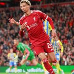 Atacante do Liverpool faz gol da virada, é expulso por motivo inusitado e leva bronca