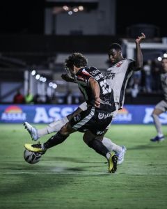 Jogadores de Athletic e Athletico-PR em duelo pela Série B