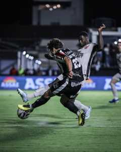 Jogadores de Athletic e Athletico-PR em duelo pela Série B