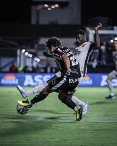 Jogadores de Athletic e Athletico-PR em duelo pela Série B