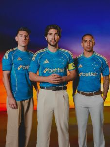 Jogadores do Cruzeiro em lançamento do terceiro uniforme