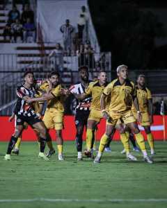 Jogadores de Athletic e Amazonas em duelo pela Série B