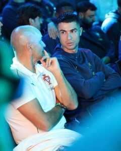 Cristiano Ronaldo (dir) em evento organizado pela Federação Portuguesa de Futebol