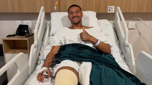 Zagueiro Pedrão após cirurgia realizada no hospital Orizonti, em Belo Horizonte