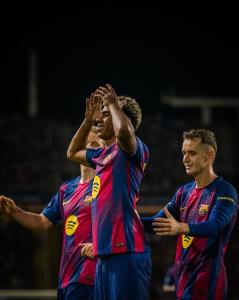 Lamine Yamal celebra gol pelo Barcelona