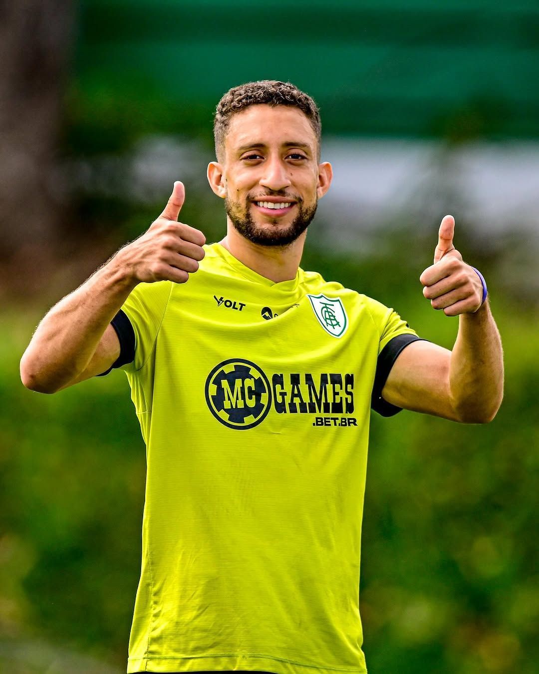 Zagueiro do América volta a treinar após lesão e deve ser opção em estreia na Série B