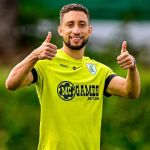 Zagueiro do América volta a treinar após lesão e deve ser opção em estreia na Série B
