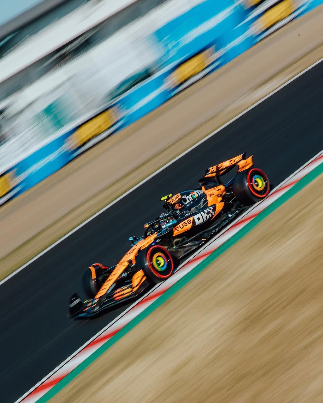 McLaren lidera treino marcado por interrupções e forte acidente no GP do Japão