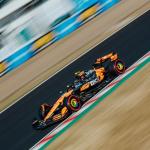 McLaren lidera treino marcado por interrupções e forte acidente no GP do Japão