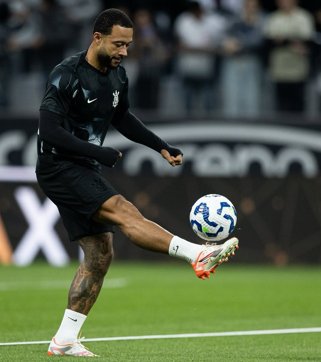 Memphis exibe tornozelo inchado e vira dúvida no Corinthians para a Copa Sul-Americana