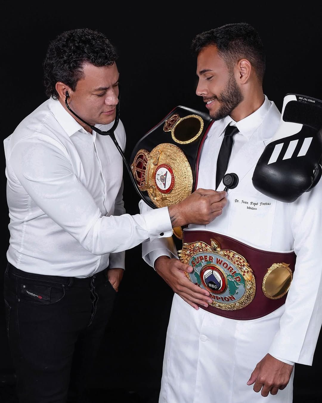 Lenda do boxe, Popó se emociona e cai no choro em formatura do filho em medicina