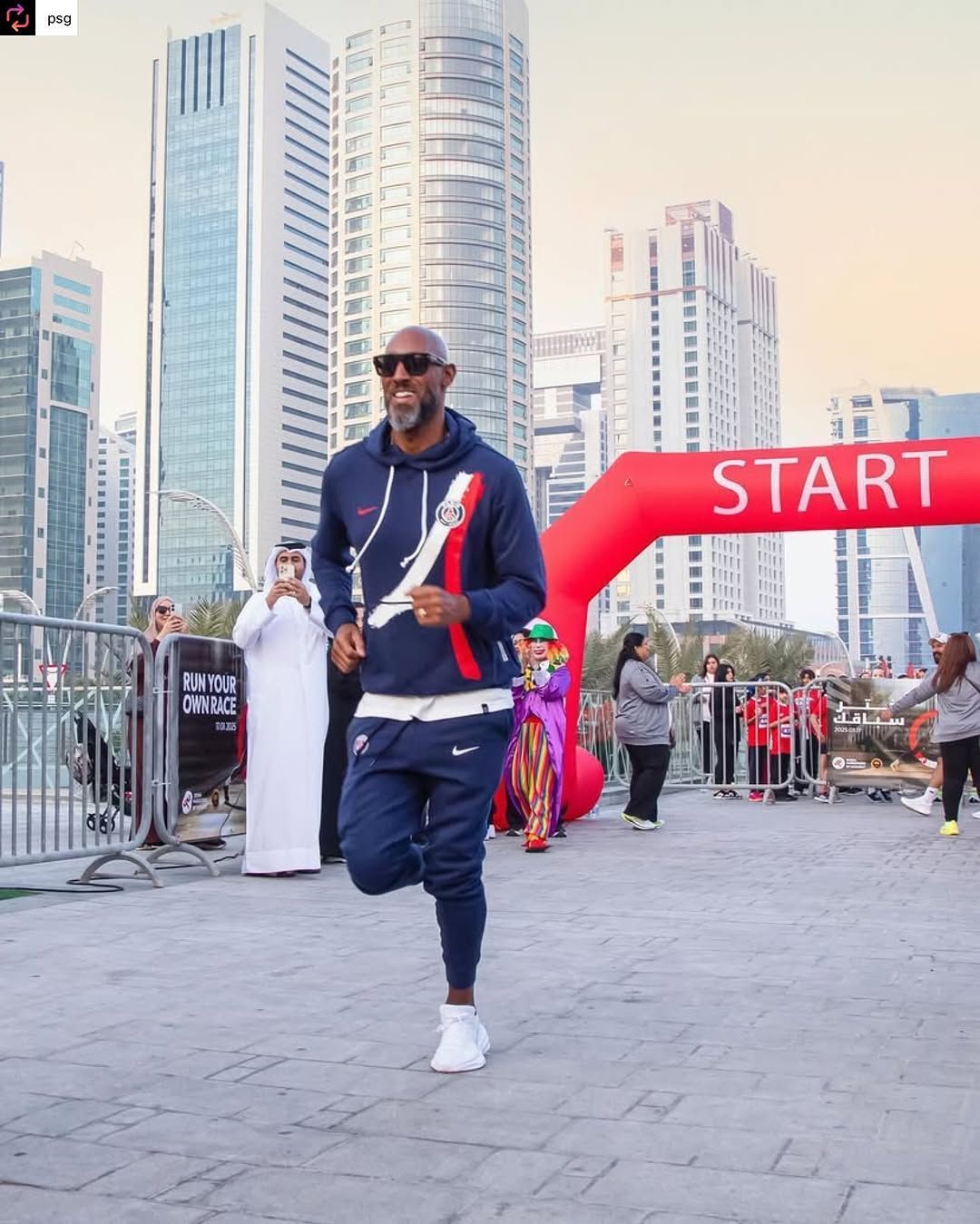 Ex-jogador Anelka corre maratona uniformizado e chama atenção em Doha