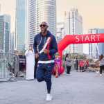 Ex-jogador Anelka corre maratona uniformizado e chama atenção em Doha