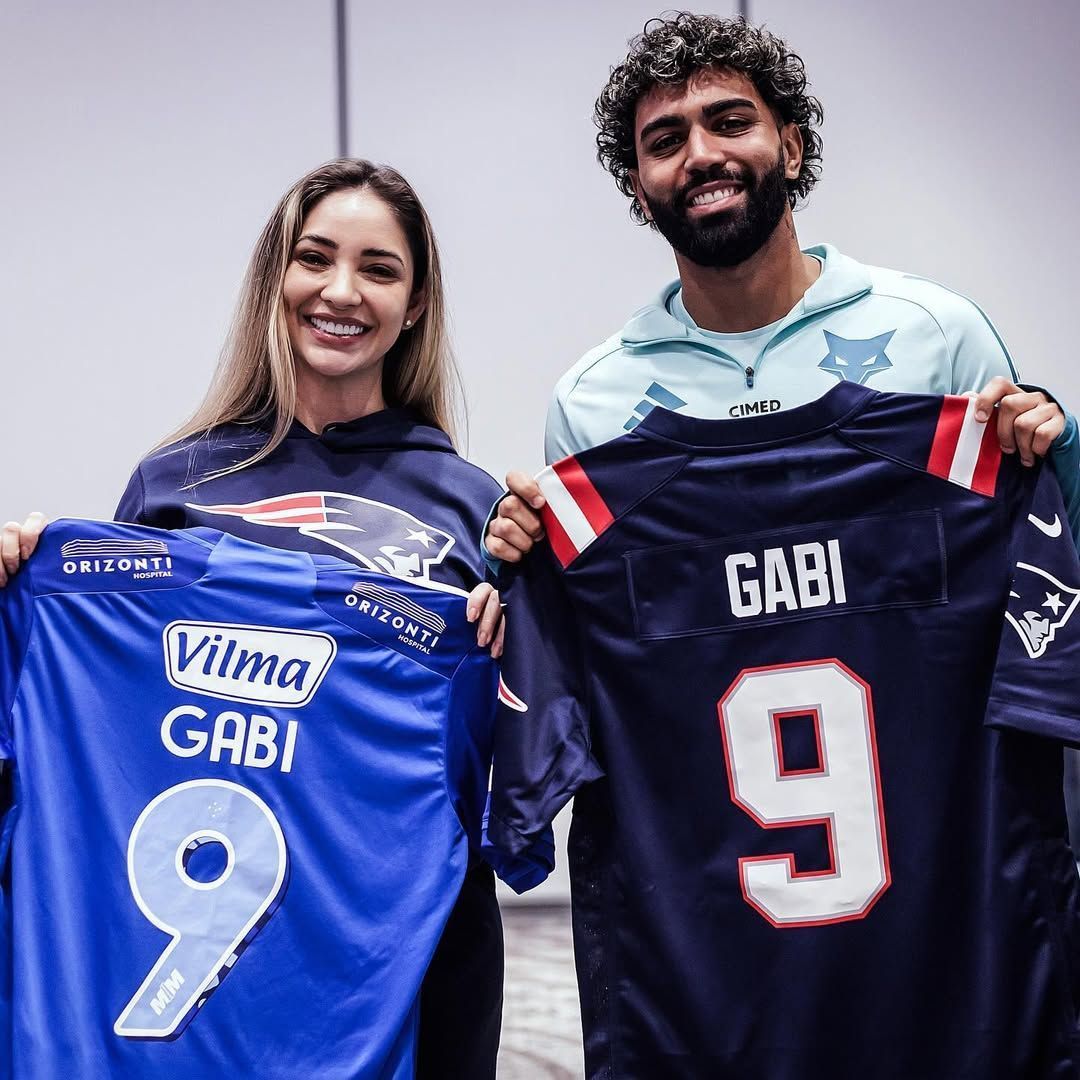 Cruzeiro: Gabigol é presenteado com camisa e anel de campeão de gigante da NFL
