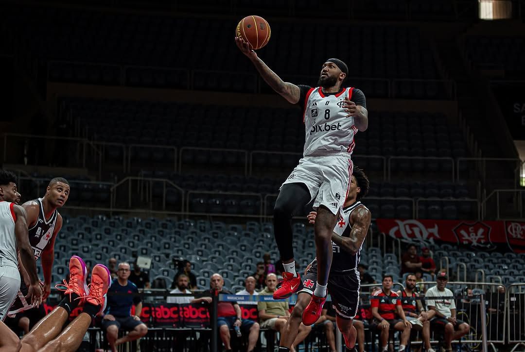 Com pancadaria e polêmica, Flamengo elimina Vasco na Copa Super 8 de basquete