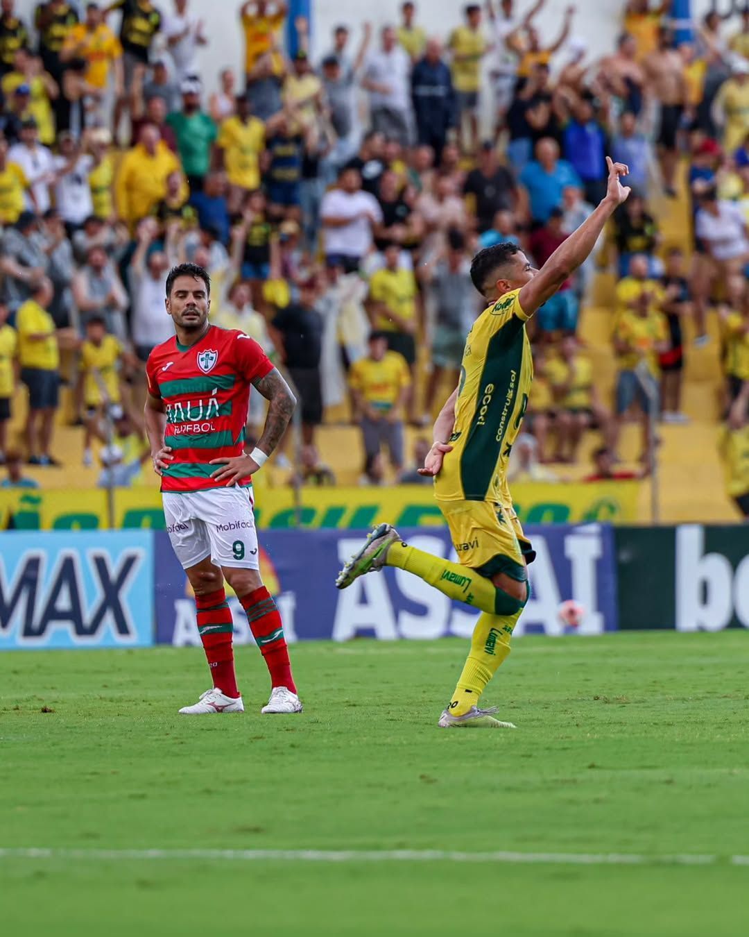 Ex-Atlético faz gol contra, Muralha comete falha bizarra, e Mirassol vence Portuguesa