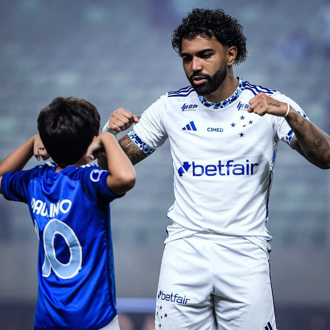 Torcedor mirim do Cruzeiro imita Gabigol ao entrar em campo e ganha as redes sociais