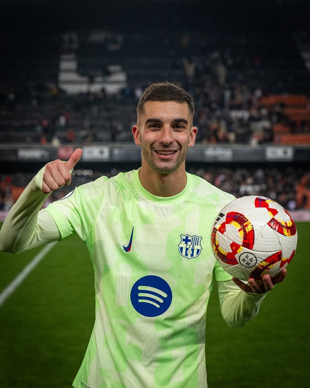Com três de Ferran Torres, Barcelona atropela Valencia e vai à semi da Copa do Rei