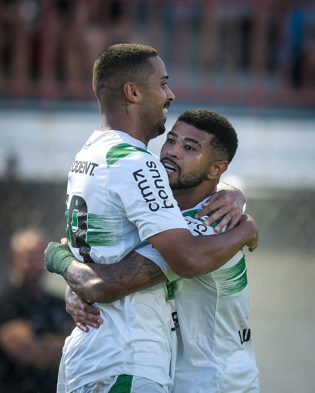Com doblete de Dellatorre, Coritiba vence Azuriz no Paranaense e cola na liderança