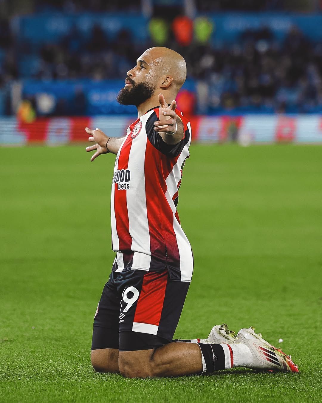 Brentford goleia e afunda Leicester na zona de rebaixamento da Premier League