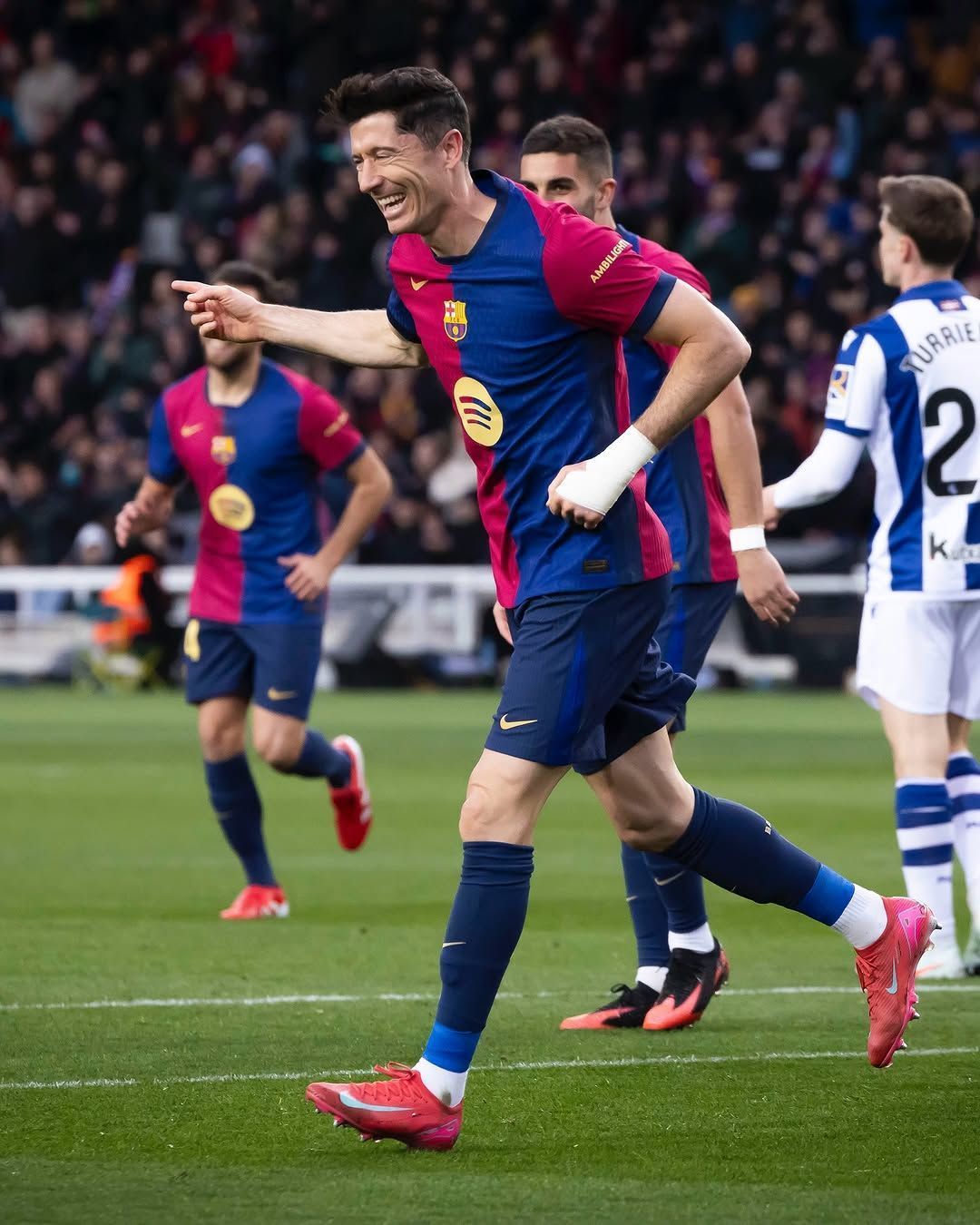Barcelona dá show coletivo, goleia Real Sociedad e volta à liderança da La Liga