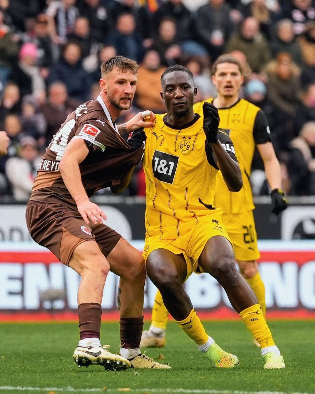 Sem dificuldades, Borussia domina e bate St. Pauli pela Bundesliga
