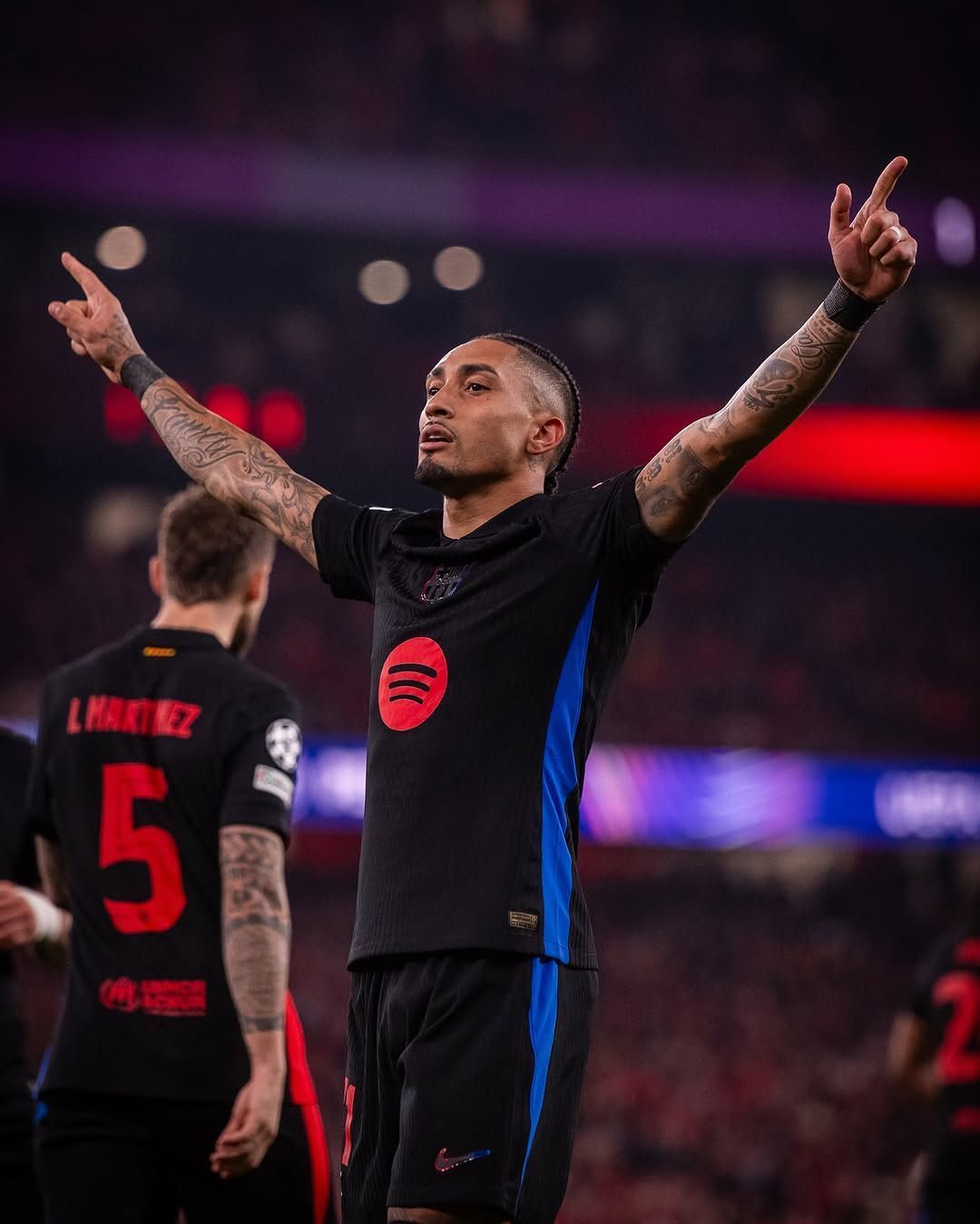 Raphinha brilha, e Barcelona vence Benfica com um a menos pela Champions