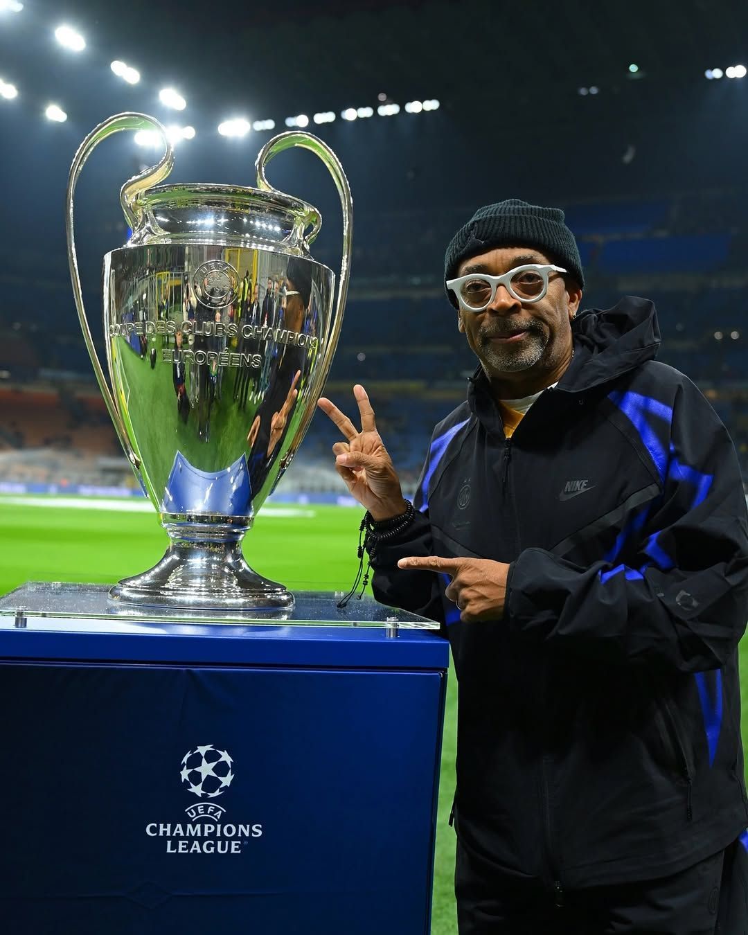 Diretor de cinema vencedor do Oscar assiste a jogo da Inter no San Siro