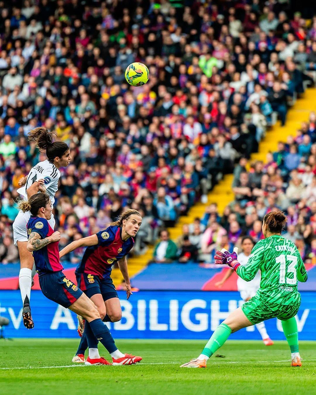 Com gol de brasileira e lance polêmico, Real Madrid vence Barcelona no futebol feminino