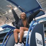 Rebeca Andrade joga tênis contra promessa brasileira e posa ao lado de número 1 do mundo