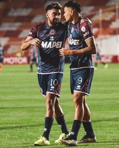 Marcelino Moreno (esq) e Bou (dir) pelo Lanús