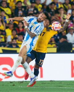 Preciado (dir) em campo pela Seleção Equatoriana