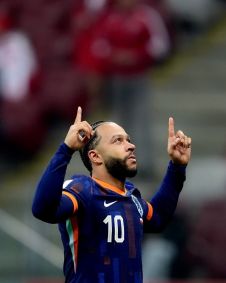 Memphis Depay em partida pela Holanda