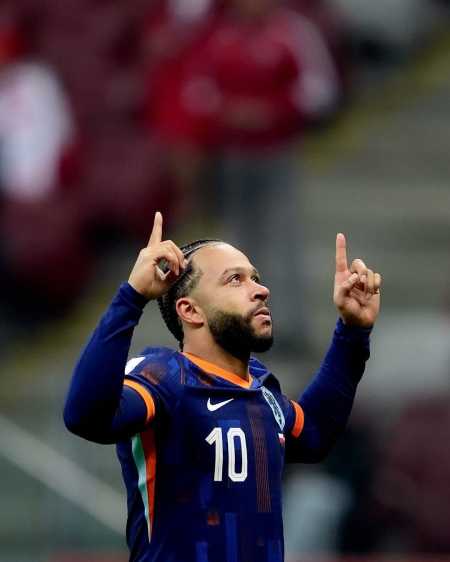 Memphis Depay em partida pela Holanda