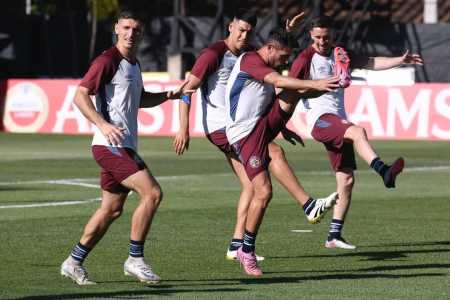Time do Lanús em aquecimento na Argentina