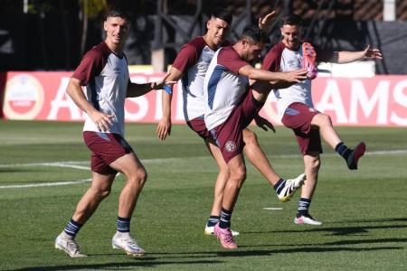 Time do Lanús em aquecimento na Argentina