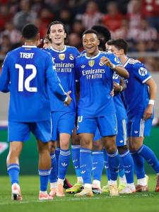 Jogadores do Real Madrid em jogo na Grécia