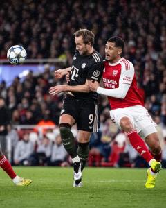 Harry Kane (esq), do Bayern, e Saliba (dir), do Arsenal
