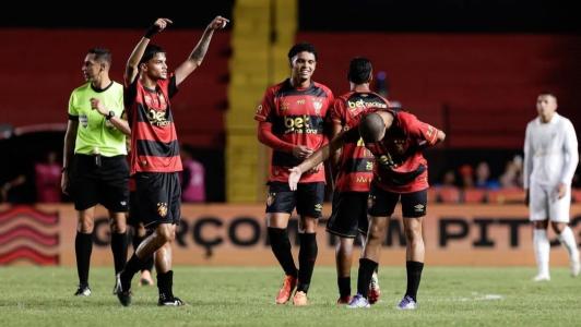 Jogadores do Sport em vitória na Ilha do Retiro