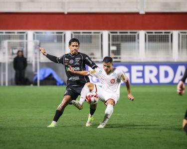 Jogadores de North e Tombense em partida pelo Campeonato Mineiro