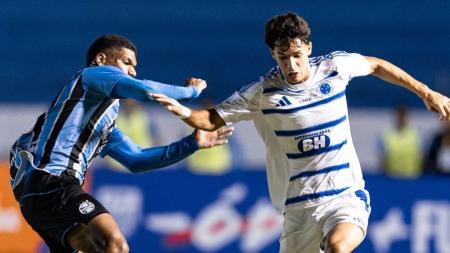 Murilo (dir) em campo pelo Cruzeiro na Copinha
