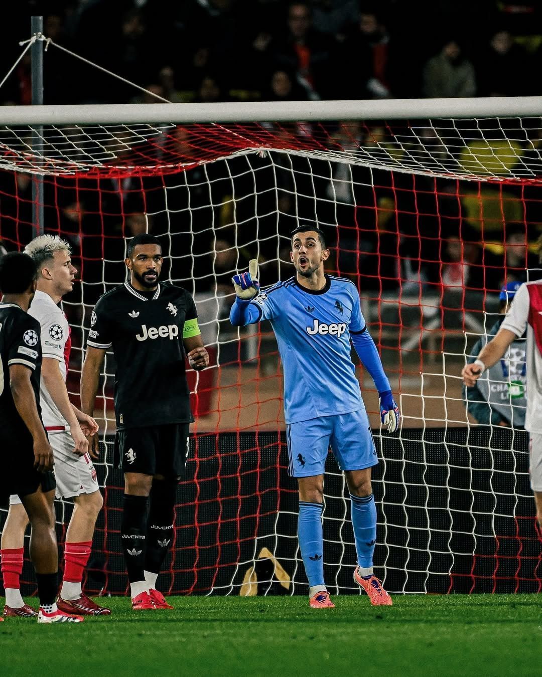 Juventus e Monaco empatam sem gols, mas avançam aos playoffs da Champions