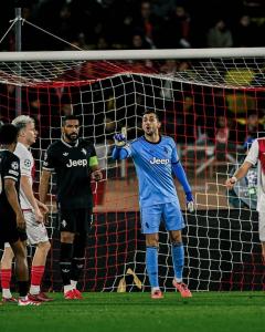 Jogadores de Juventus e Monaco em jogo da Champions League