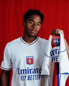 Endrick com a camisa do Lyon-FRA